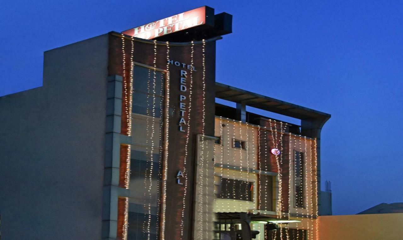 Treebo Red Petal Jalandhar Hotel Buitenkant foto